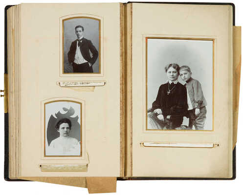 Семейный альбом фотографий из архива художника Анатолия Алексеевича Толоконникова. Всего 42 фотографии конца XIX 